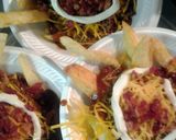 A picture of step 3 of Loaded chili cheese fries.