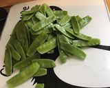 Une image de l'étape 1 de Pois gourmands et carottes aux échalotes et ciboulette.