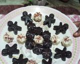 टेड्डी बेयर एंड फ्लावर शेप चॉकलेट (teddy bear and flower shaped chocolate recipe in Hindi) रेसिपी चरण 1 फोटो