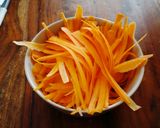 A picture of step 2 of Healthy carrot / zucchini "pasta".