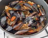 Foto del paso 4 de la receta: Mejillones a la puttanesca con patatas fritas