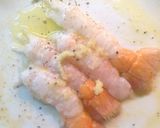 Foto del passaggio 2 della ricetta Scampi allo zenzero e gamberi al rum, con mela verde e pistacchi