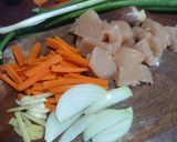Foto langkah ke 1 dari resep Ayam Tumis Daun Bawang.