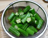 A picture of step 1 of [Farmhouse Recipe] Curry Flavored Okra and Pork Stir Fry.