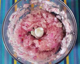 Foto del paso 2 de la receta: Pollo de corral en salsa de cebollas moradas y pasas gigantes