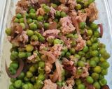 Foto del paso 4 de la receta: Guisantes con cebolla y albóndigas