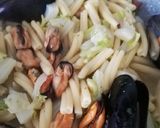 Foto del passaggio 4 della ricetta Caserecce con cozze e verza