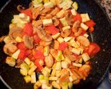 Foto del paso 2 de la receta: Gnocchi con tomate, champiñones, calabacín y queso