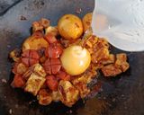 Foto langkah ke 6 dari resep Nasi Bakmoy Tahu Sosis.