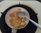 Foto langkah ke 5 dari resep Pizza mini thin crust simple (saos, sosis, keju).