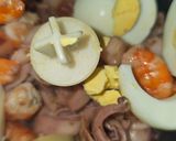 Foto del paso 4 de la receta Calamares rellenos de langostinos y sepia en salsa de langostinos y crujiente de almendras