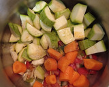 Foto del paso 2 de la receta: Crema de calabacín y zanahoria con guisantes 🥒🥕🥕