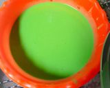 Foto langkah ke 2 dari resep Kanom Krok Bai Toey|Thai pandan pancake.
