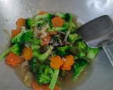 Foto langkah ke 4 dari resep Cah Brokoli Wortel Bawang Putih.