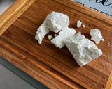 Une image de l'étape 5 de Salade de tomates roses et concombre à la crème, feta et persil.