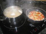 Pasta (tiburones) con atún y tomate