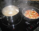 Foto del paso 1 de la receta: Pasta (tiburones) con atún y tomate