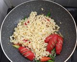 Foto langkah ke 2 dari resep Mie Goreng Rawit Wijen.