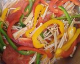 Hình bước làm 2 của món Mì udon nấu cà chua, ớt chuông, nấm kim châm