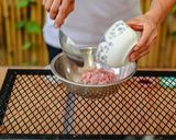 รูปขั้นตอนการทำที่ 2 ของ หมูสับทอดกระเทียมพริกไทย หรือ หมูก้อนทอด กินกับซอส อร่อยสุดๆ😋