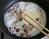 A picture of step 4 of Pasta with Bacon, Shimeji Mushrooms and Cream Sauce.