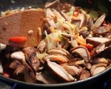 Shiitake gombás pirított tészta recept fázis 3 fotója