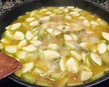 Foto del paso 4 de la receta: Merluza con calabacín y huevos cuajados
