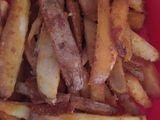Milanesas fritas acompañadas de papas rústicas al horno