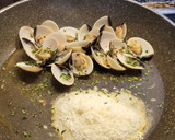Foto del paso 7 de la receta: Plumas con langostinos, almejas y verduritas