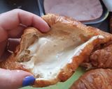Une image de l'étape 3 de Croissant au jambon et béchamel.