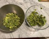 Foto del passaggio 1 della ricetta Mezze maniche al pesto di fave e pancetta