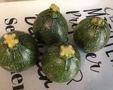 Une image de l'étape 1 de Courgettes rondes façon potatoes aux herbes de Provence et épices méridionales.