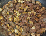 Foto del paso 3 de la receta: Cintas de espinacas picantes con carne y champiñones