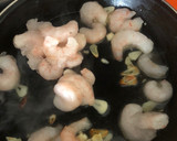 Foto del paso 3 de la receta: Ensalada de gulas con gambas al ajillo