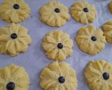 Foto langkah ke 4 dari resep Kue Kering Dahlia.
