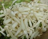 Hình bước làm 2 của món Đậu rồng xào nấm