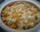 A picture of step 5 of Simmered Udon Noodle Hot Pot with Melting Cheese and Tomato.