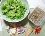 Foto langkah ke 1 dari resep Tumis Pare Kecap.