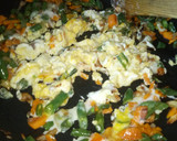 ரோட்டுக்கடை முட்டை ஃப்ரைடு ரைஸ் (Muttai fried rice recipe in tamil) ரெசிபி ஸ்டேப் 5 புகைப்படம்