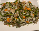 Foto del paso 2 de la receta: Espárragos trigueros palitos de mar y gulas