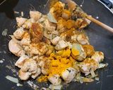 Une image de l'étape 3 de Poulet curry crémeux.