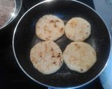 Foto del paso 2 de la receta: Arepa Reina Pepiada en sartén