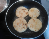 Foto del paso 2 de la receta: Arepa Reina Pepiada en sartén