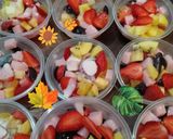 Foto langkah ke 2 dari resep Salad buah 🍉🍊🍈🍓🥭🍇🥝🍎🍐🧀.