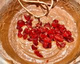 Foto del paso 4 de la receta: Pastel de Navidad con nata, chocolate y cerezas confitadas “sin gluten”