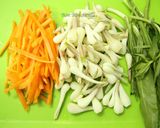 Hình bước làm 2 của món Bò Tơ Xào Củ Kiệu