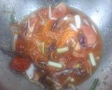 A picture of step 2 of Yum Woon Sen / Vermicelli and Seafood Spicy Salad.