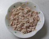 A picture of step 1 of Baked Onion with Tuna and Cheese.