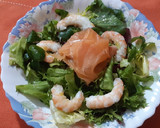 Foto del paso 3 de la receta: Ensalada con langostinos y salmón ahumado
