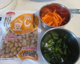 A picture of step 2 of Stir-fried and Braised Hijiki Seaweed and Soy Beans.